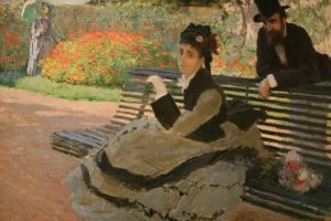Camille Monet assise sur un banc de jardin